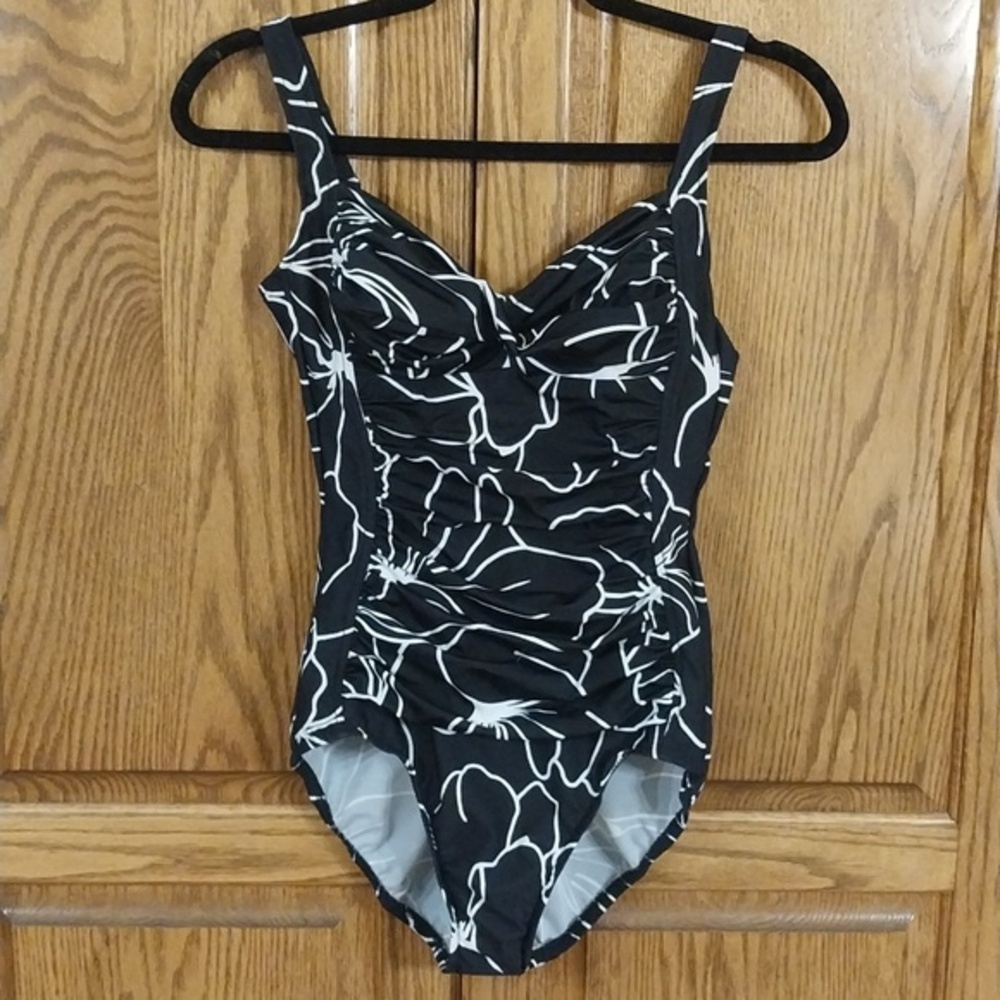 Croft & Barrow NWT Women's Body Sculptor Swimsuit Size 8 Black White Print‎